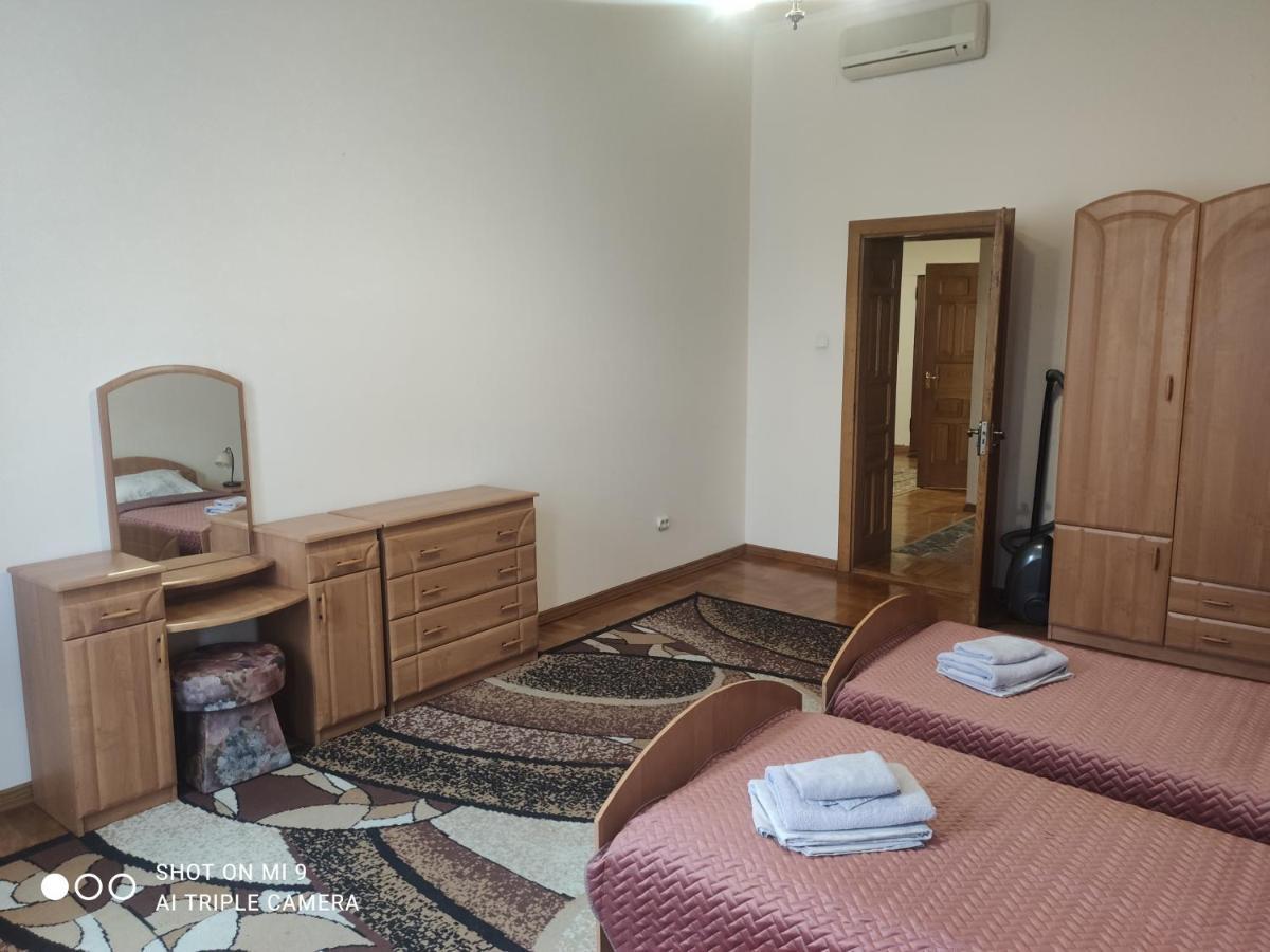 Apartments Domovik ,Kirilla I Mefodiya, 5 Mukatsjeve Eksteriør bilde